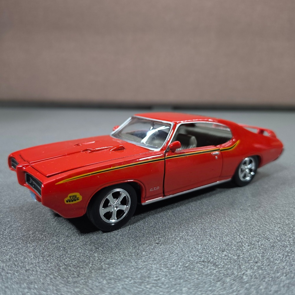 Pontiac GTO The Judge 1969 Diecast Car Red 1:24 Excellent Muscle Car Replica